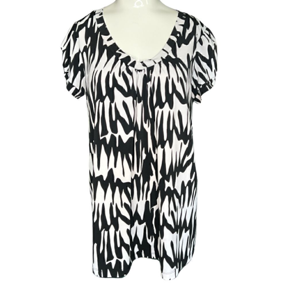 3/$15 Duo Maternity Medium black/white design short sleeve top